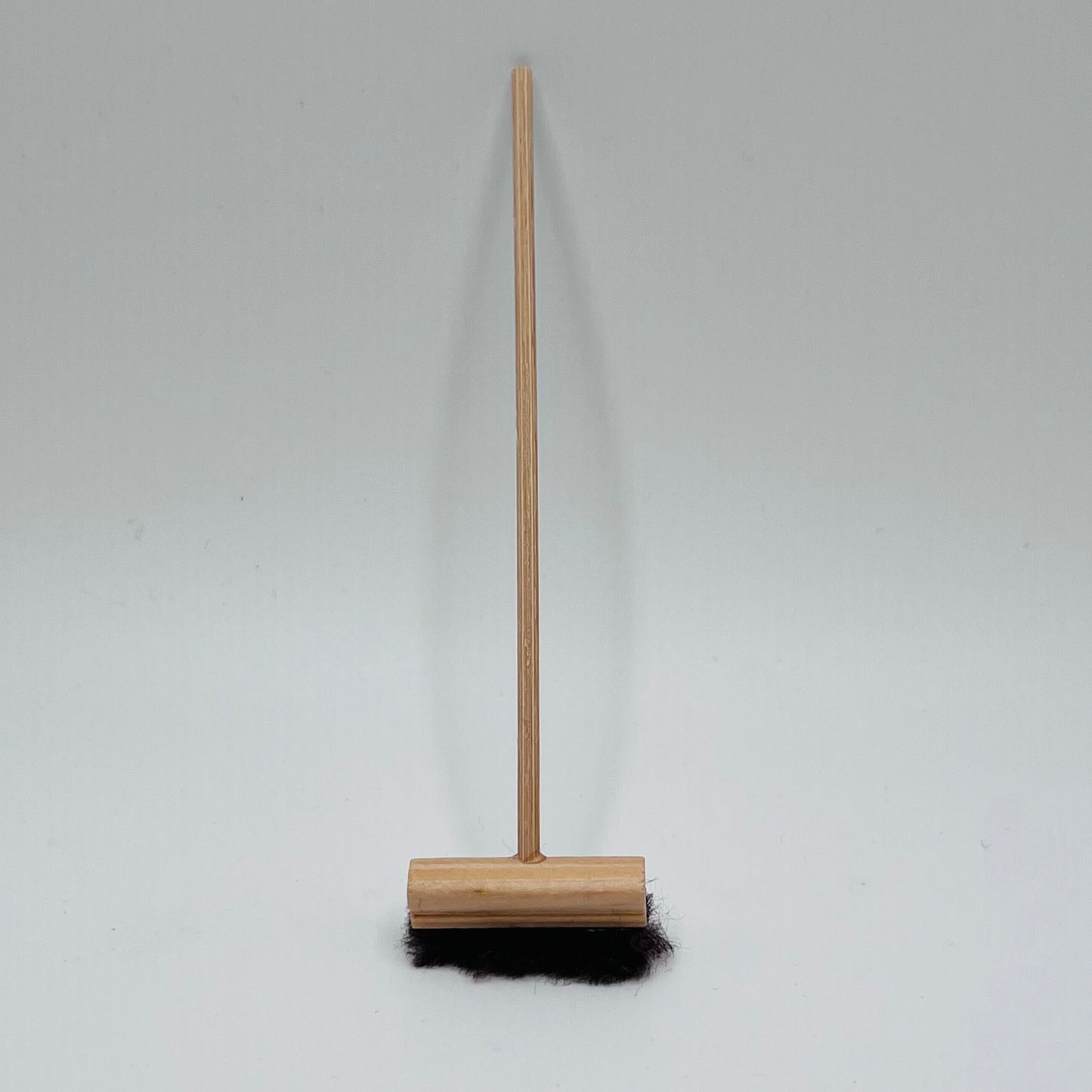 Broom - 1/12 Scale Dollhouse Miniature