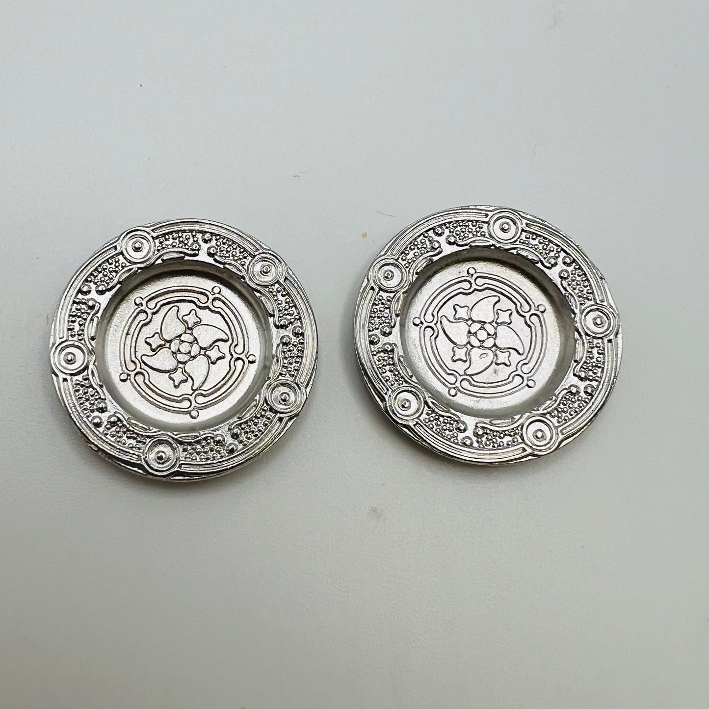 Set of 2 Metal Plates - 1/12 Scale Dollhouse Miniature